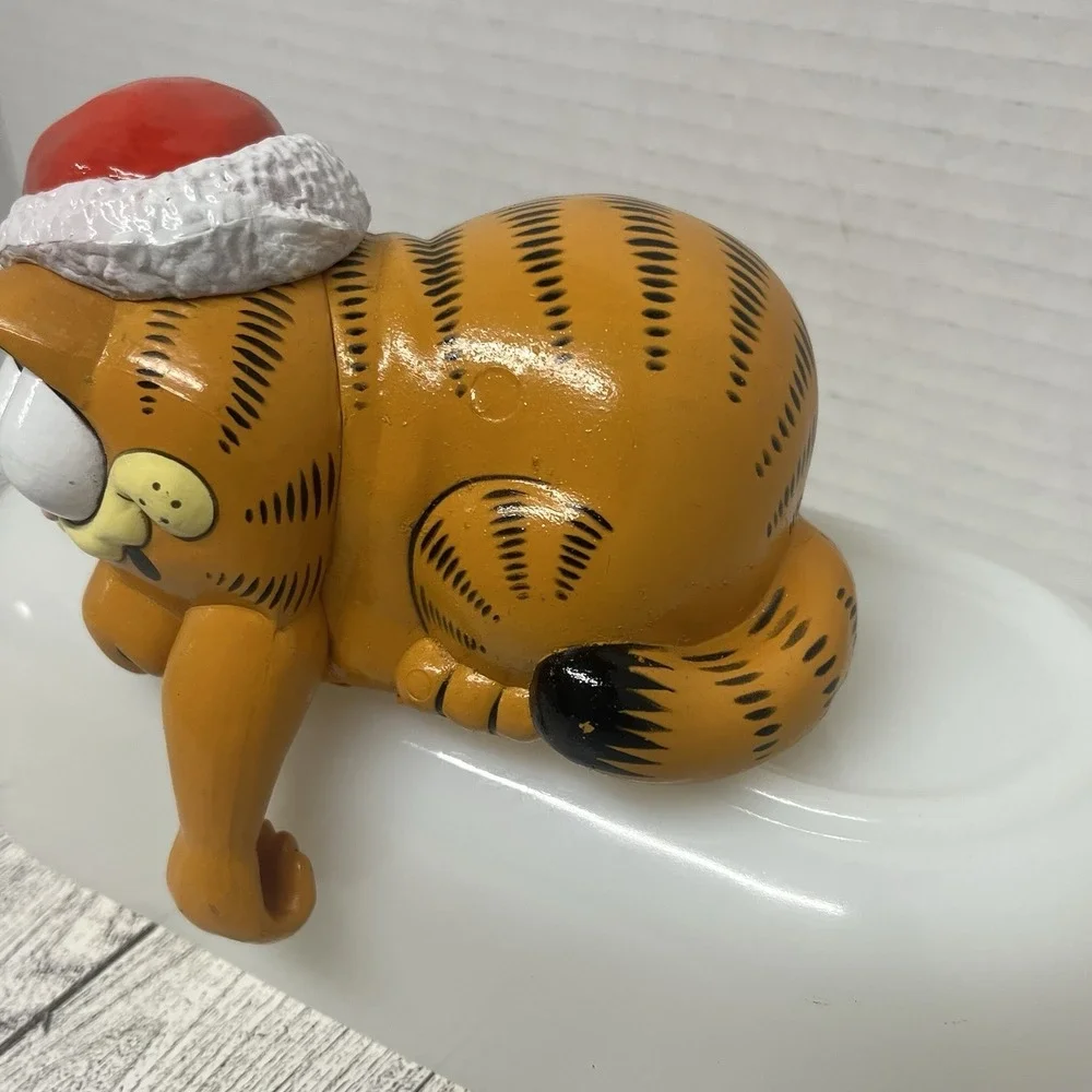 Vintage Garfield Christmas Shelf Sitter Figurine – Santa Hat (1978,‎ 1981)